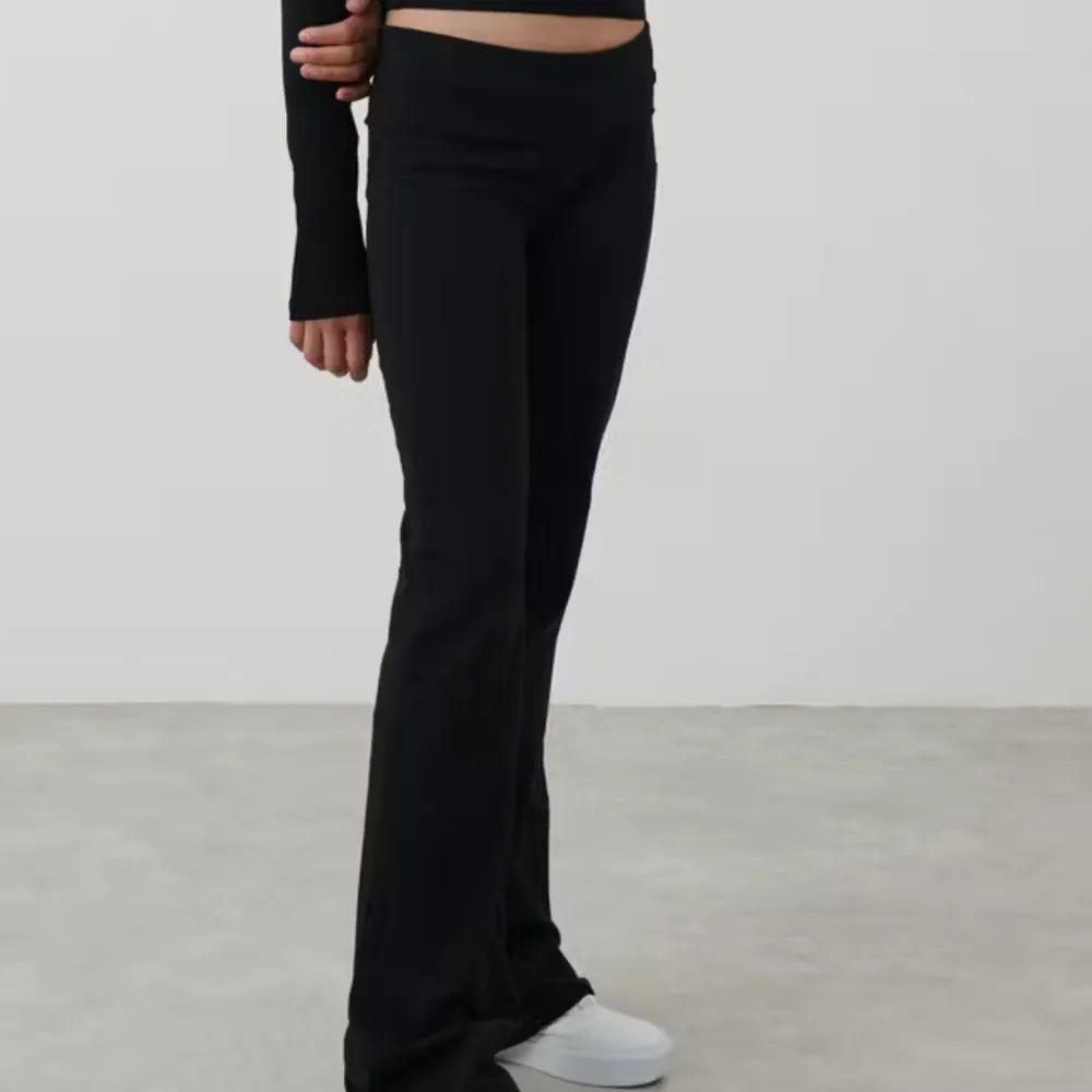 Jättefina low waist yoga pants. Säljer pga köpte fel stl. Är helt slutsålda  Stl 158/164. Jeans & Byxor.