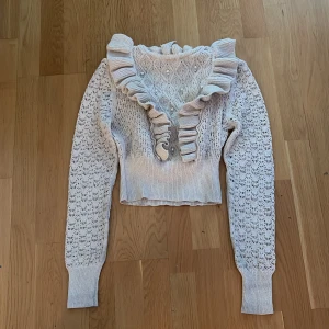 Zara tröja - Säljer nu denna tröja från zara! Köptes innan sommaren den är oanvänd