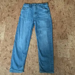 Säljer mina blåa garcia jeans. storlek 152. Bra skick en pytteliten fläck. Säljer pågrund av att de är för små.