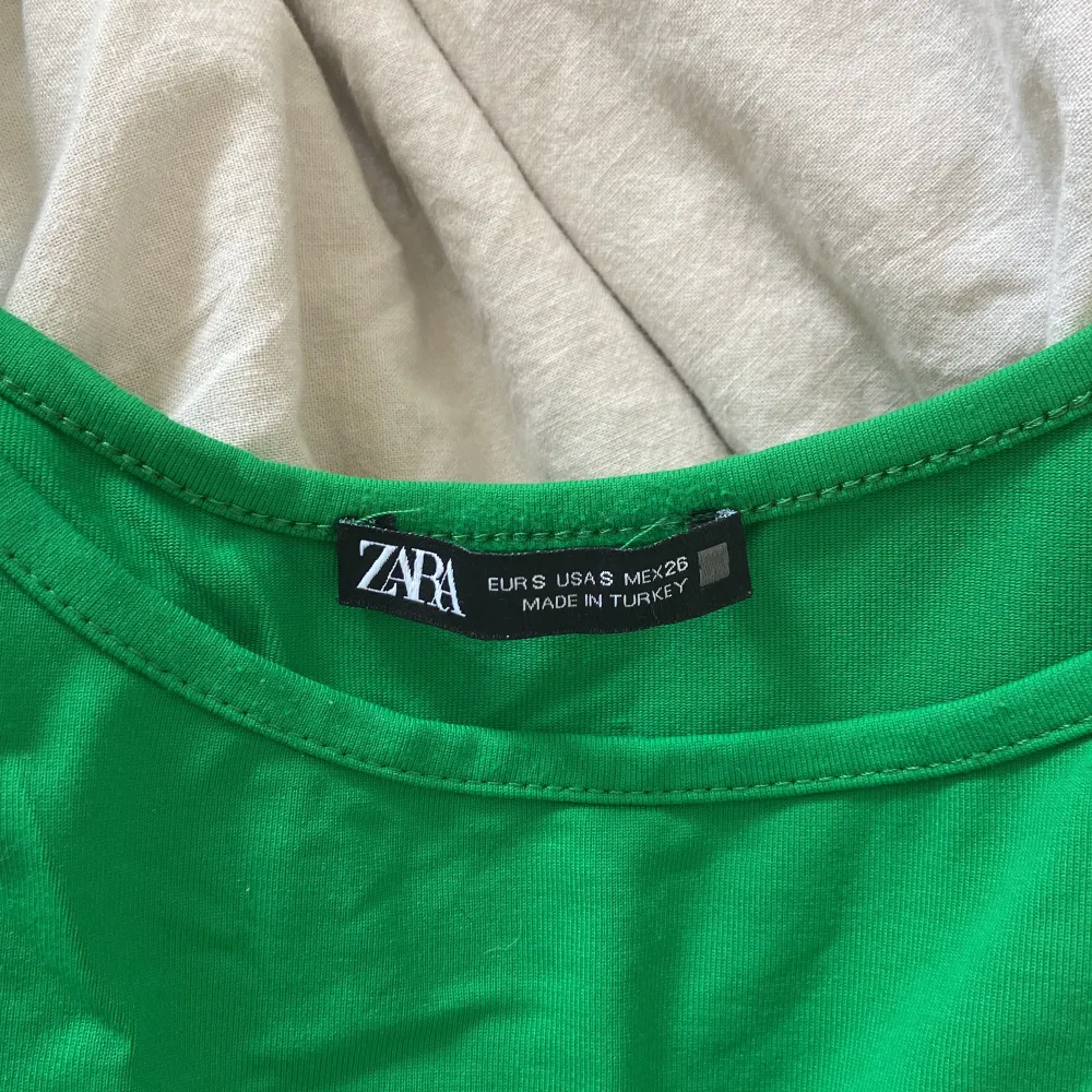 jätteskönt linne i en härlig grön färg från Zara som inte längre säljs 💚. T-shirts.