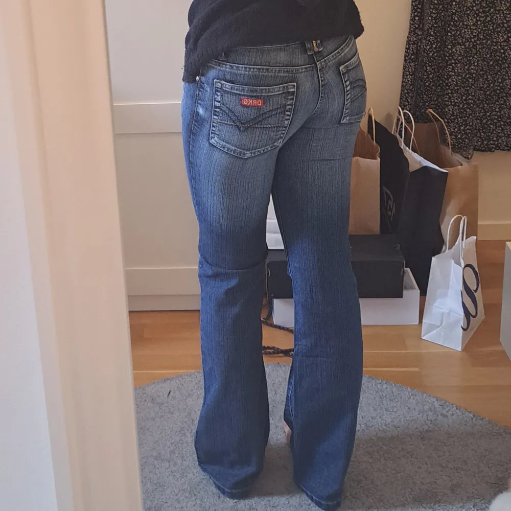 Säljer ett par super snygga lågmidjade dragon king jeans som jag aldrig har använt. Midja: 35 cm. Innerbenslängden: 82 cm. Säljer på grund av att jag tycker det är lite försmå i midjan på mig💗. Jeans & Byxor.