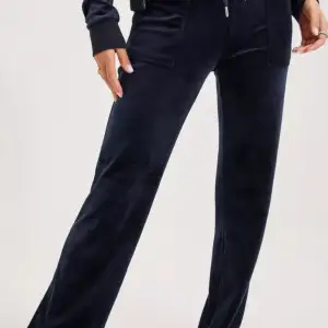 Helt nya Juicy Couture byxor  märket Del Ray . Oanvända i marinblå färg med fickor bak. Byxor stl M och nypris 1099 kr. 