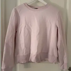 Säljer denna rosa sweatshirten från zara som är använd men i ett gott skick 💗 är lite nopprig men är inget som syns 💗