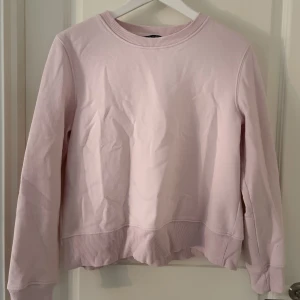 Tröja - Säljer denna rosa sweatshirten från zara som är använd men i ett gott skick 💗 är lite nopprig men är inget som syns 💗