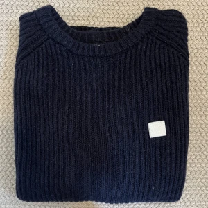 Stickad tröja - Stickad marinblå tröja från Les Deux, fint skick. 