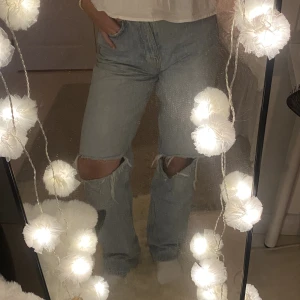 Jeans - Blå jeans med slitningar på knäna  bra skick! 