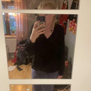 Blus - En svart blus som jag aldrig har använt, pris kan diskuteras💕