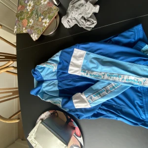 Adidas jacka - Säljer denna coola adidas jackan. Köpt på någon dyr secondhand för 250kr. Har aldrig använt så då säljer jag den så någon annan kan ha nytta för den. 
