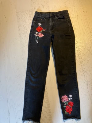 HM/ Divided stl 34 - Säljer ett par Divided jeans strolek 34  Använda men bra skick. 