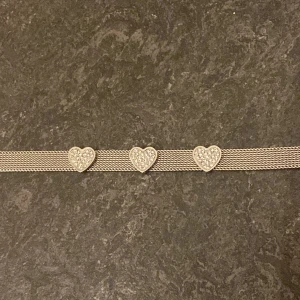 Armband - Silver armband med hjärtan på. Använd få gånger och därmed i mycket bra skick! Kontakta vid frågor 
