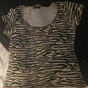 Zebra topp - Rensar ut min garderob 💋  M men passar som en lite off the shoulder S