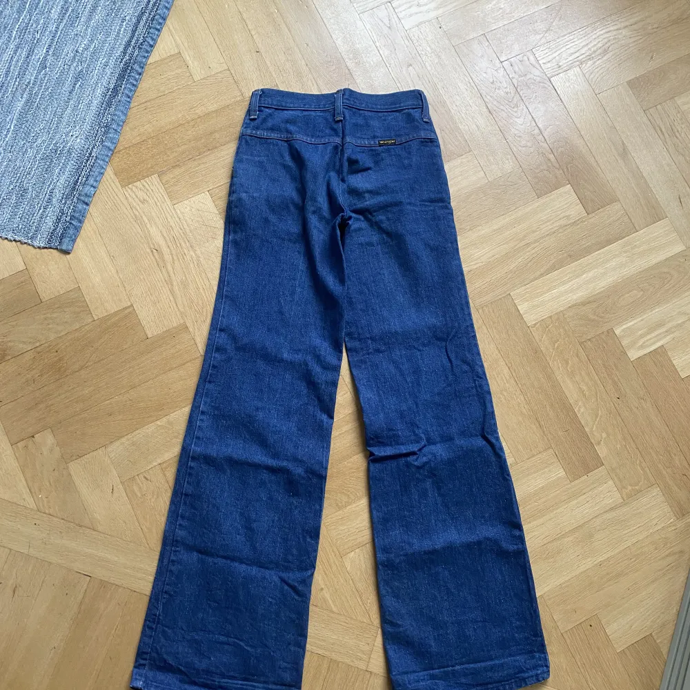Säljer ett par supersnygga mörkblå wrangler jeans! De är i väldigt fint skick. De har inga backfickor men de har fickor där fram som är väldigt rymliga! Skulle säga att de är i storlek 24-25. Pris kan diskuteras! Skriv för fler bilder!. Jeans & Byxor.