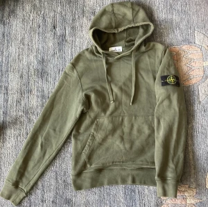 Stone island hoodie mörkgrön - PRIS: 950kr Skick 8/10 kvalite 9/10 Äkta till 100 %   Herr storlek Small, passar om man är 170+ skriv privat om intresse visas helst Meetup någon stans i Göteborg,Swish nummer får ni via DM endast swish 