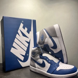 Jordan 1 High “True Blue” - Hej säljer ett par Jordan 1 High “True Blue” i storlek EU 44.  Skorna är köpta för att säljas så dom har aldrig varit på en fot.