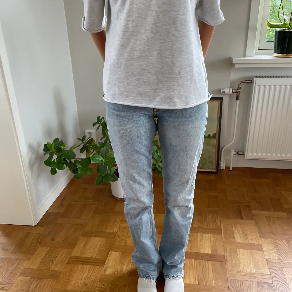 Säljer mina ljusblå zara jeans som är slutsålda i strl 36💕. Jeans & Byxor.