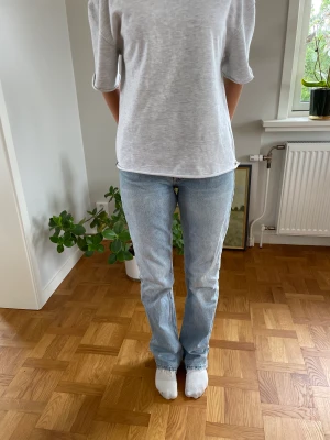 Slutsålda Zara jeans - Säljer mina ljusblå zara jeans som är slutsålda i strl 36💕