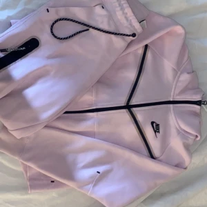Set - Säljer nu mitt ljus rosa nike tech fleece set, byxa och tröja. Båda delarna är i xs.  Använt Max 10 gånger.  Köptes för 2100 för ca 1,5 år sedan.  Pris kan alltid diskuteras💗