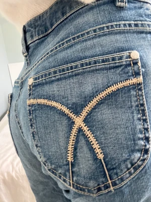 Jeans💕 - Jättefina jeans! köpta på plick men var tyvärr för stora på mig, lite för långa på mig som är 165, de är bootcut modell! mått:  innerben: ca80cm midja tvärs över: ca 37cm höft tvärs över: ca 43cm    tveka inte och kontakta mig vid funderingar 💕