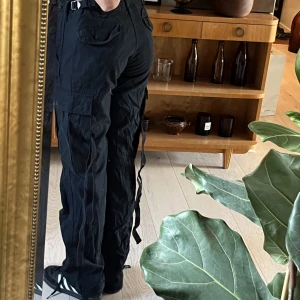 Cargo byxor  - Cargobyxor köpa second hand🖤går att justera i midjan så passar flera storlekar, jag är en storlek S🌞