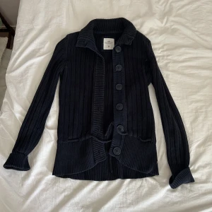 marinblå kofta - marinblå kofta med stora knappar och krage köpt secondhand 