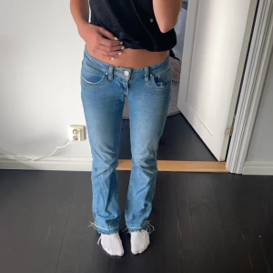 LTB jeans - INTRESSEKOLL på mina super fina ljusblå ltb jeans, ja lägger ut för att se vad ja kan få för dom men ja tänker att ja skulle kunna sälja för 500kr, de är storlek W26 L30 men jag har sprättat upp de där nere för de va för korta