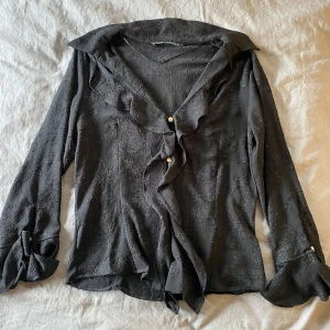 Zara blus - Så fin blus ifrån zara som endast är använde 2-3 gånger, jätte fint sick och inga som helst defekter. Storlek S tror jag men funkar som S-M.