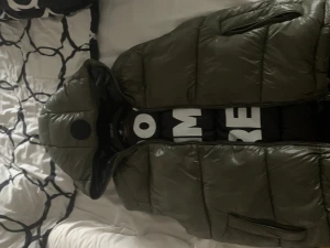 Save the duck  - Väst i storlek M, perfekt lite tjockare nu till höst/vinter. Nypriset är 2000, säljer för 1299! Kvitto finns Priset är inte hugget i sten