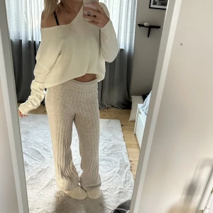 Mjukis byxor - Hej, ja säljer mina stickade mjukis byxor. Dem är endast använda en gång. Jag är ungefär 160 cm lång och dem sitter bra i längden. Skriv om ni vill ha mer bilder eller några frågor!