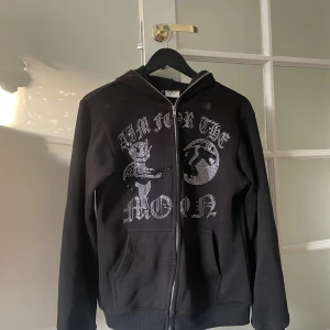 Aim for the moon  - Tjena! Säljer min feta aim for the moon hoodie. Skick: 9/10