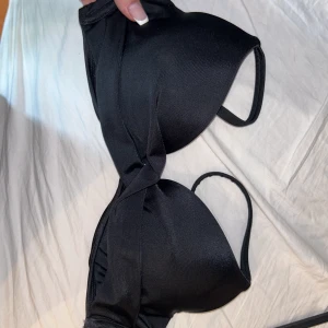 2 jättefina biknitoppar  - Båda är S Köpta från Nelly men PASSAR INTE  Aldrig använt Nelly.com Båda för 100