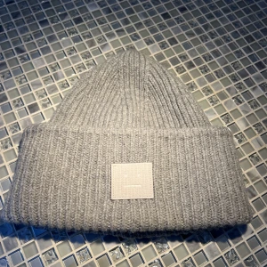 Grå Acne mössa  - Säljer min super fina Acne mössa då den tyvärr inte kommer till användning längre. Jätte fint skick och sparsamt använd🥰Priset går såklart att diskutera!