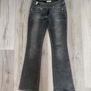 Säljer ett par lågmidjade bootcut jeans. Strl 40 men sitter mer som 36/38 & långa!  82cm i innerbenslängd och 39cm rätt över midjan. Köpare står för frakt🫶🏼