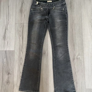 Jeans  - Säljer ett par lågmidjade bootcut jeans. Strl 40 men sitter mer som 36/38 & långa!  82cm i innerbenslängd och 39cm rätt över midjan. Köpare står för frakt🫶🏼