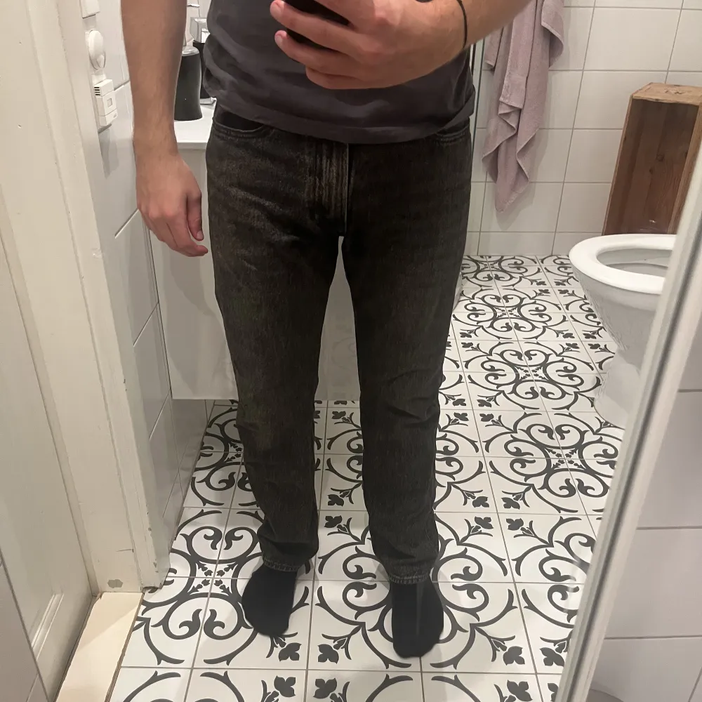 Helt nya Levis jeans. Säljes eftersom jag fick två av samma byxa i present. Straight fit Low waist 28/32  . Jeans & Byxor.
