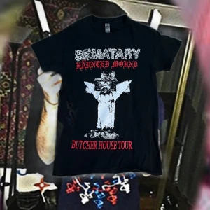 SEMATARY BUTCHER HOUSE TOUR ANGEL TEE 👼  - sematary butcher house angel tisha i storlek S 👼👼🏚️🏚️🏚️ Använd fåtal gånger eftersom den är för liten även därför jag säljer 😵😵😵 Kan även tradea mot nåt annat fett 💯🤑