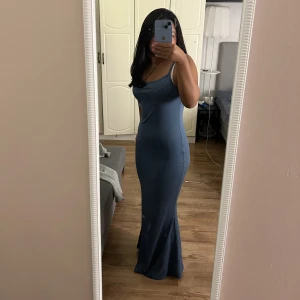 Blå Klänning  - Säljer denna jättefina marinblå klänning som aldrig kom till användning. Den har en väldigt mjukt och skönt material och är väldigt bekväm😊💗