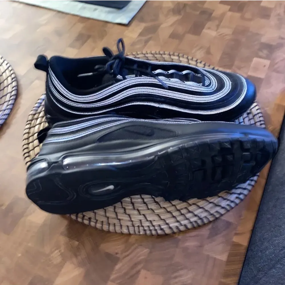 Air Max 97 - reflekterande sneakers. Använt fåtal gånger, väldigt bra skick.. Skor.