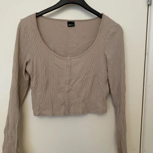 Begie top  - Begie topp från ginatricot i storlek M men passar även S🫶 Priset kan diskuteras vid snabb affär