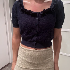 Blus - Hej säljer min super snygga mörk blåa blus🥰