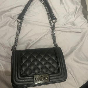 Väska  - Väska från Ginatricot, sällan använd, inga skador eller liknande, köpt för ca 500