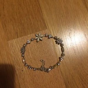 blommigt armband - jättegulligt armband med blommor på. 