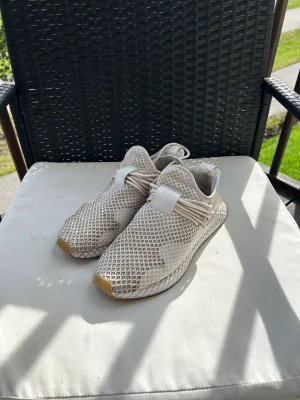 Adidas skor - Adidas skor som är använda men inga skador Storlek 43 1/3