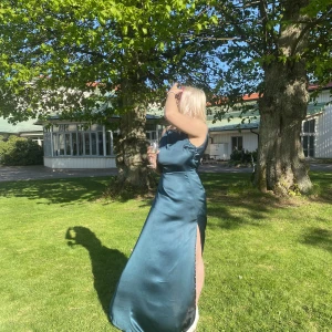 Balklänning  - Jätte fin och skön klänning, använd endast på balen och för provning innan. Jag är 162cm lång och passar perfekt i längden.