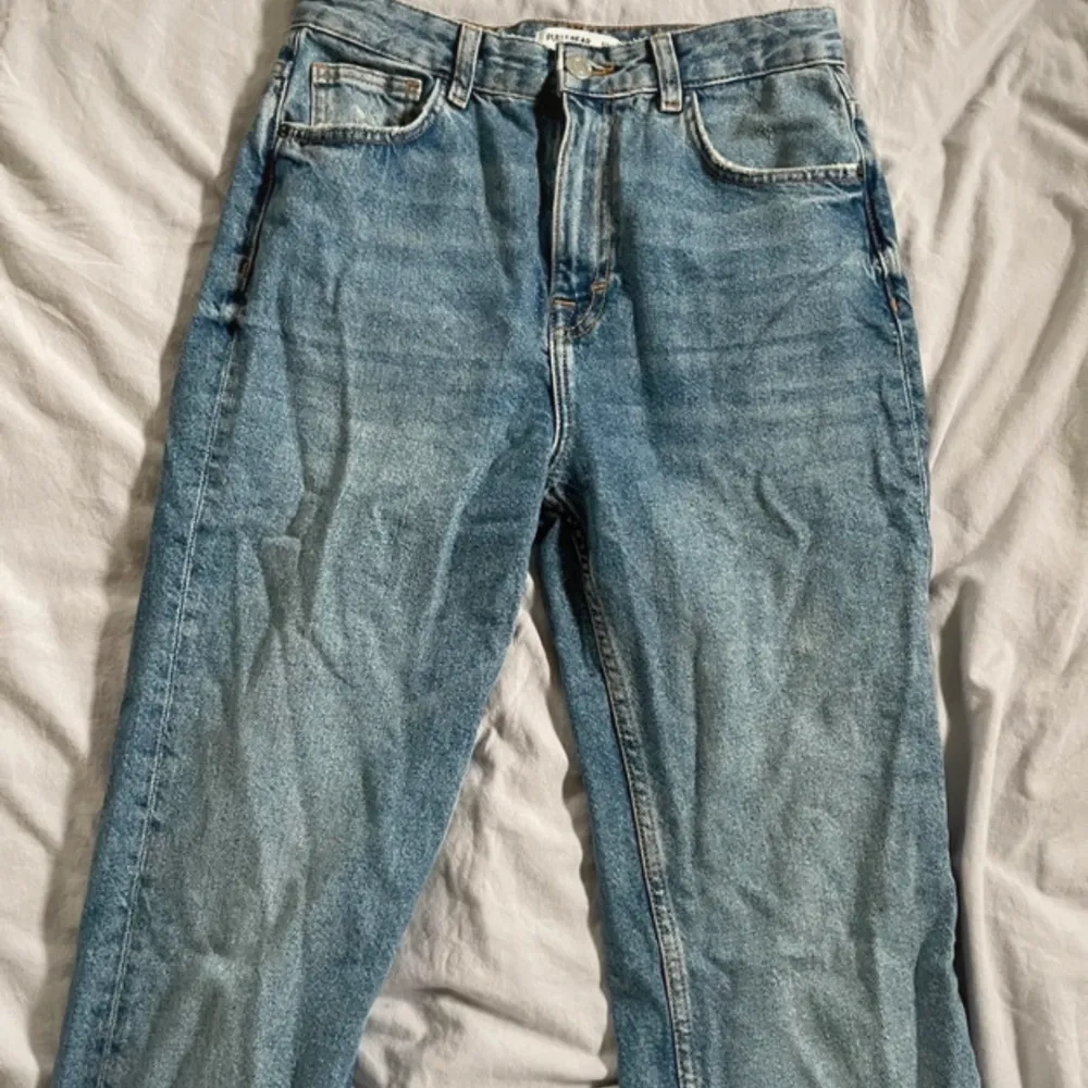 Jeans med slits från Pull&bear. Använd fåtal gånger. Är 174cm.💗. Jeans & Byxor.