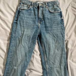 Jeans med slits från Pull&bear. Använd fåtal gånger. Är 174cm.💗