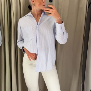 Randig skjorta  - Blå randig skjorta från zara i storlek S. Använd fåtal gånger🌸