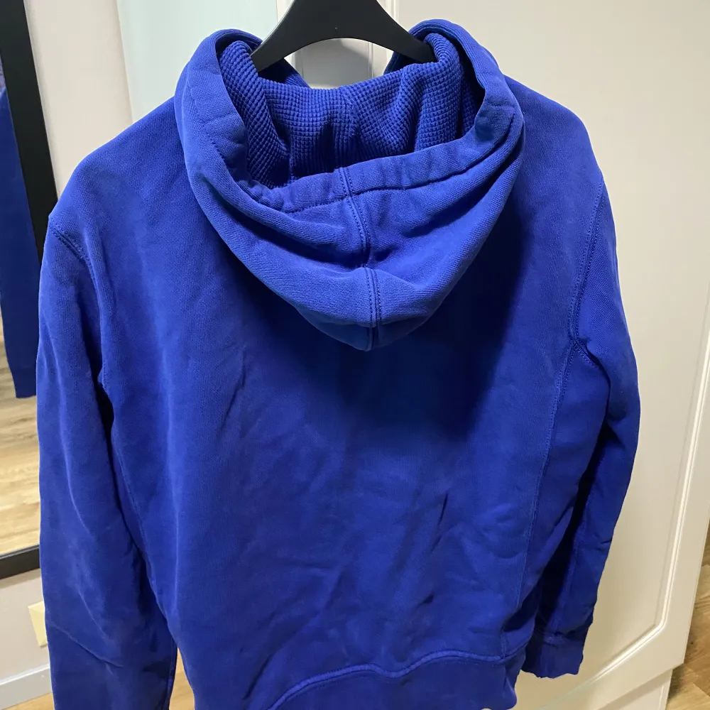 Blå Ralph Lauren zip hoodie. Bra skick. Nypris är 1800 kr. Hoodies.