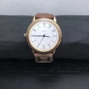 Snygg vintage klocka som jag köpt för ett tag sen men som inte används längre. Klockan är i bra skick förutom remmen som är lite sliten. 🕰️ Hör av dig vid intresse!!😁