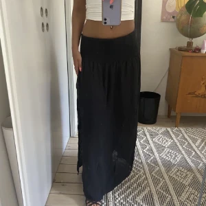 Lågmidjad långkjol - Svart långkjol köpt på Plick. Aldrig använd, bilderna är lånade från hon jag köpte av💕