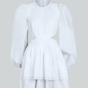 Söker denna klänning ifrån bikbok i strl xs eller xxs i nyskick/bra skick då jag vill ha den på studenten🩷 